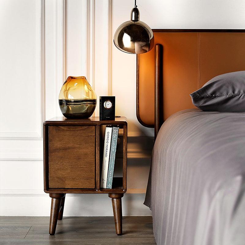 طاولة بجانب السرير من الخشب الصلب من Camille