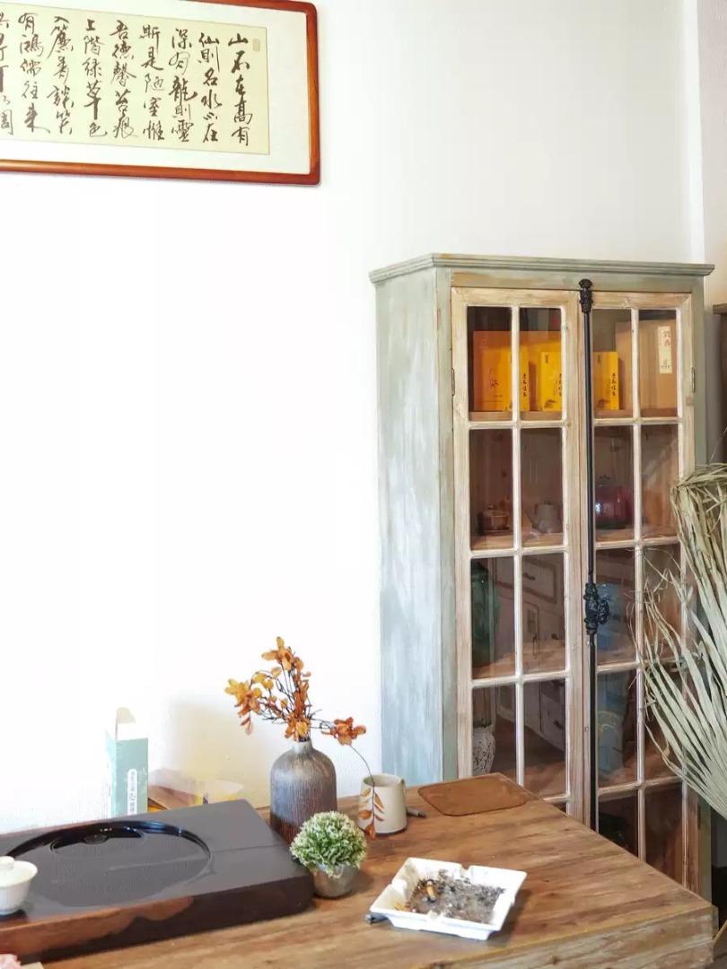 Cedar Wide Display cabinet