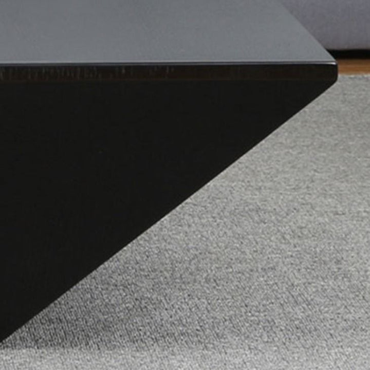 طاولة قهوة مصممة مع مساحة تخزين