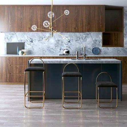 مقعد مرتفع باللون الذهبي