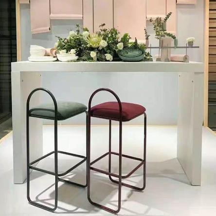 مقعد مرتفع باللون الذهبي