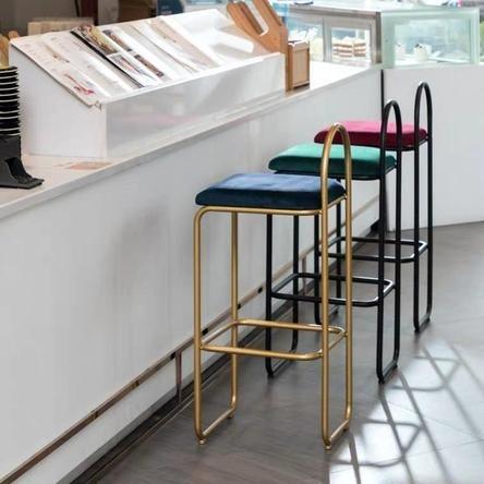 مقعد مرتفع باللون الذهبي