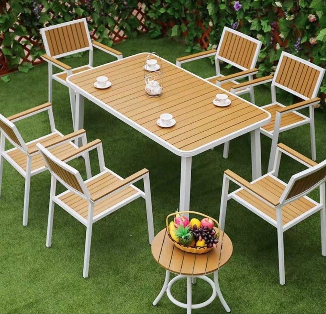 Modern Outdoor Table & Chairs