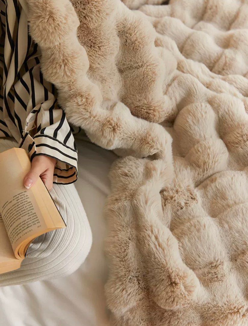 Minimalistic Sofa/Bedroom Blanket