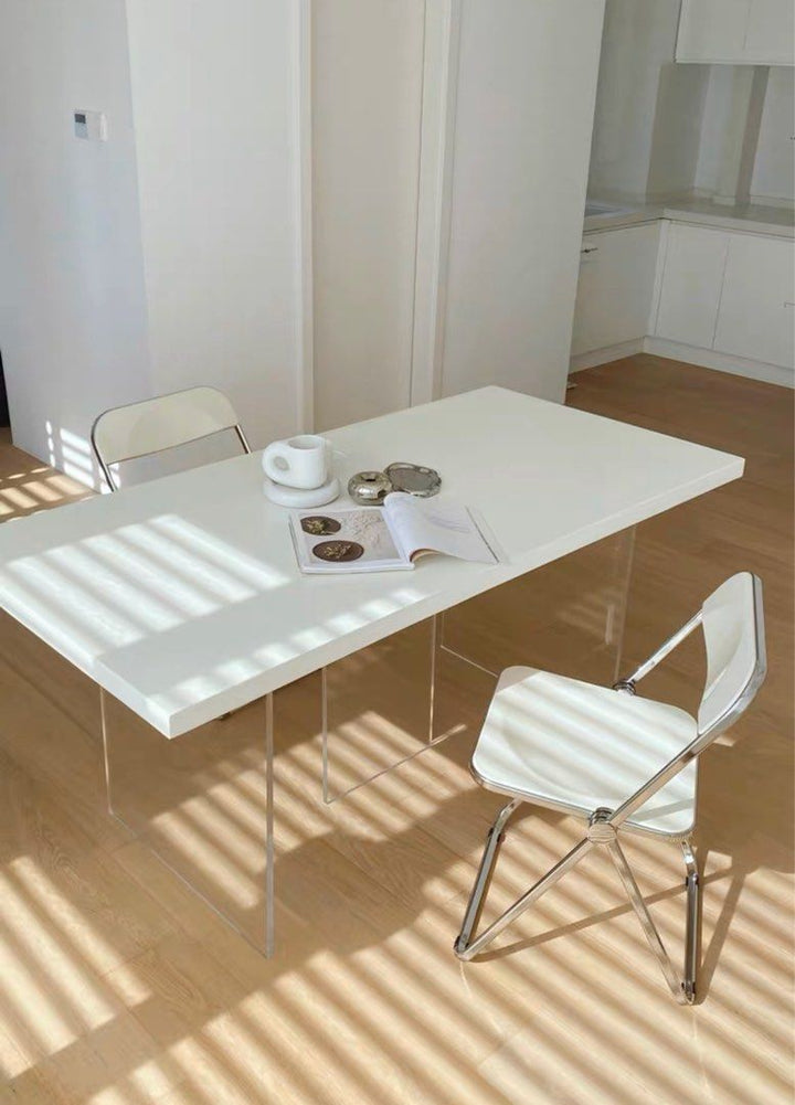 طاولة طعام خشبية بسيطة